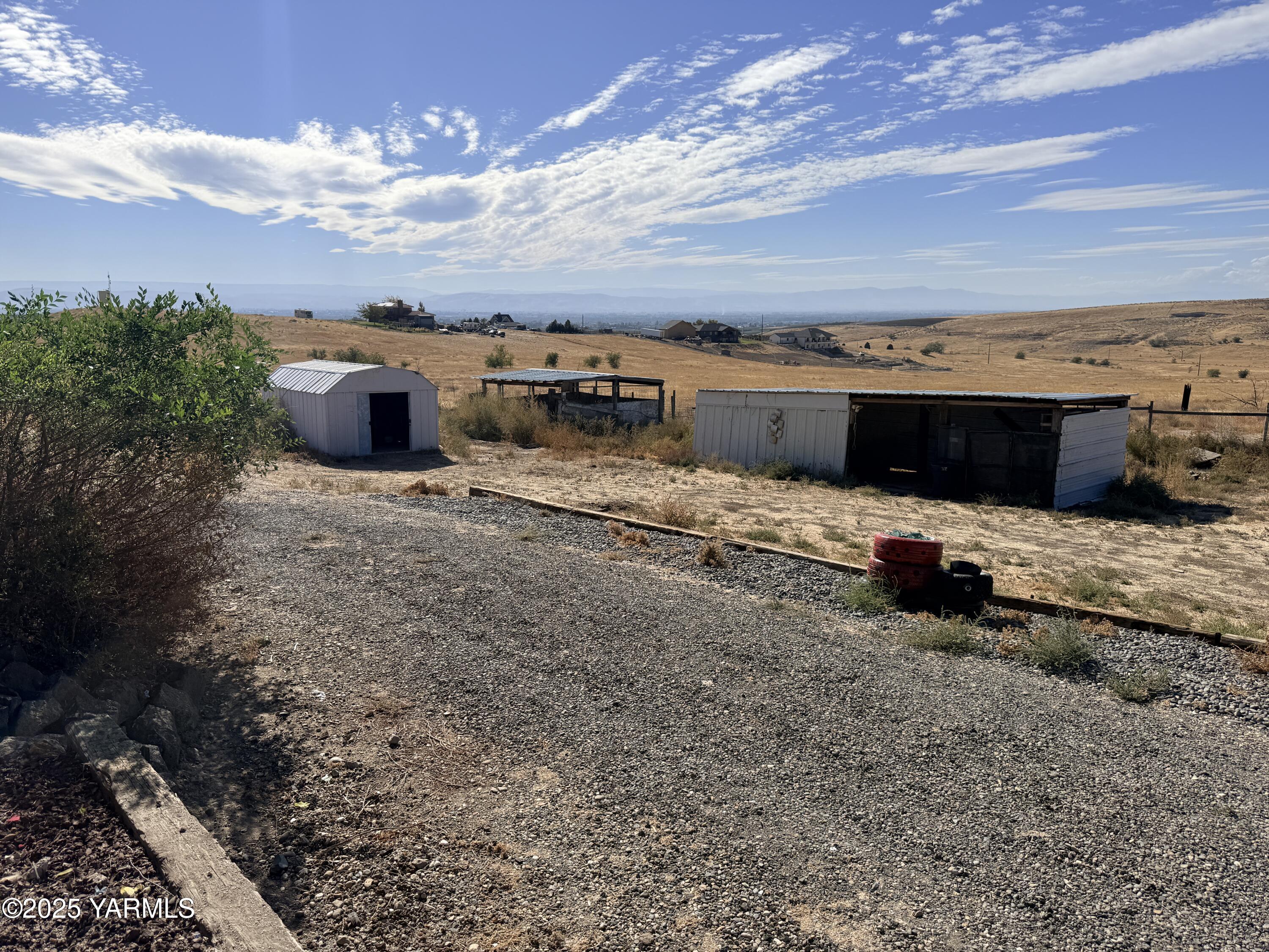 670 Hidden Valley Road Zillah, WA 98953 - Photo 13 of 17 a view of a dry yard with wooden fence