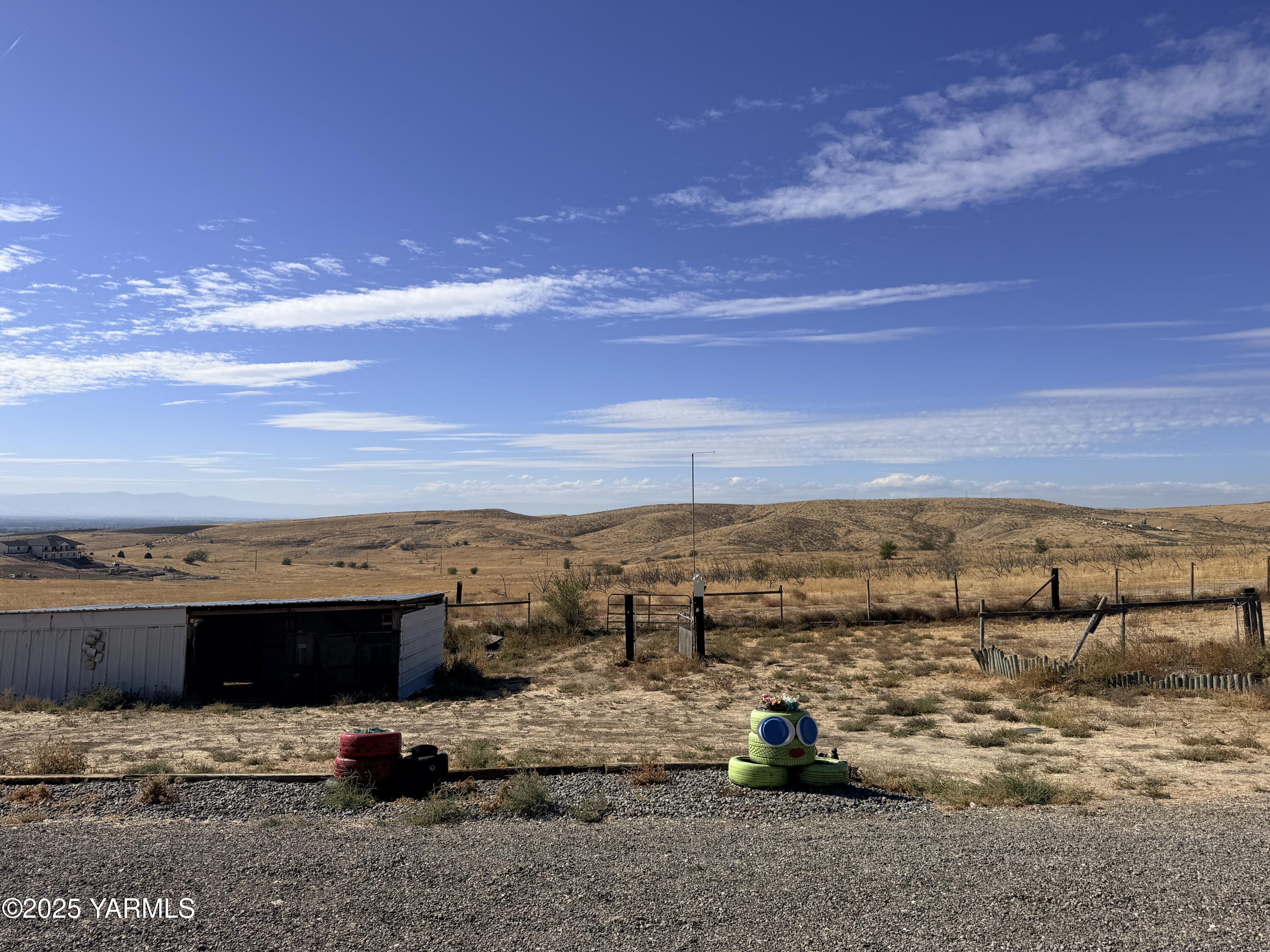670 Hidden Valley Road Zillah, WA 98953 - Photo 14 of 17 a view of city