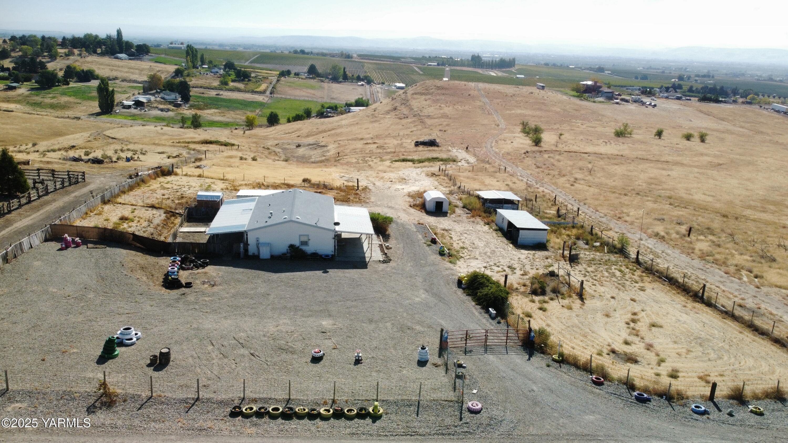 670 Hidden Valley Road Zillah, WA 98953 - Photo 4 of 17 a view of beach and ocean