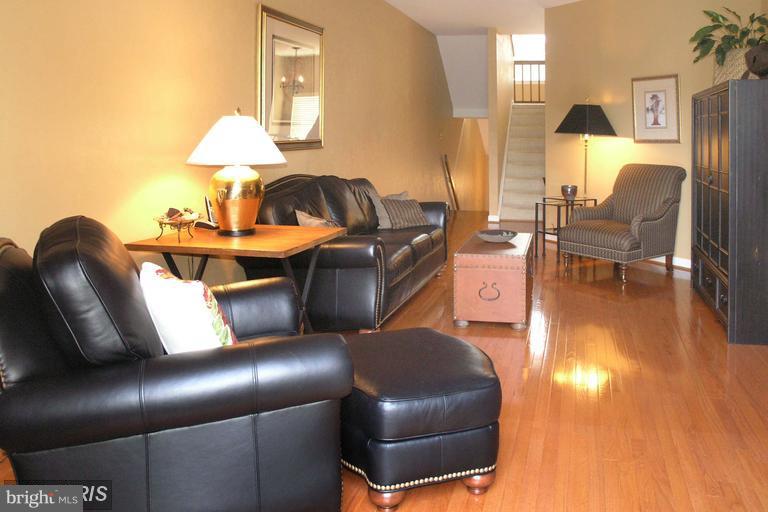 11272 Harbor Court, Unit 11272 Reston, VA 20191 - Photo 5 of 29 Family Room