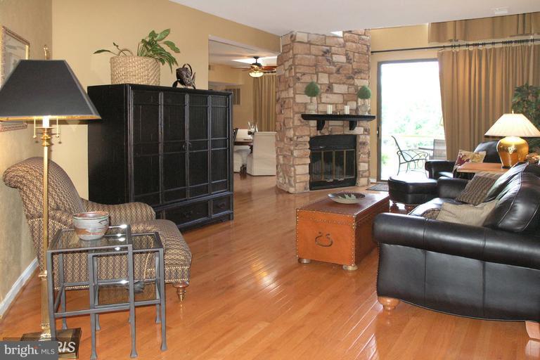 11272 Harbor Court, Unit 11272 Reston, VA 20191 - Photo 6 of 29 Family Room