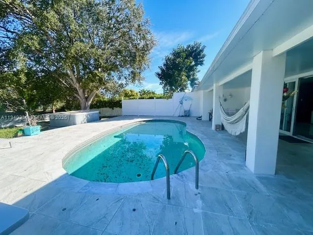 a view of a backyard