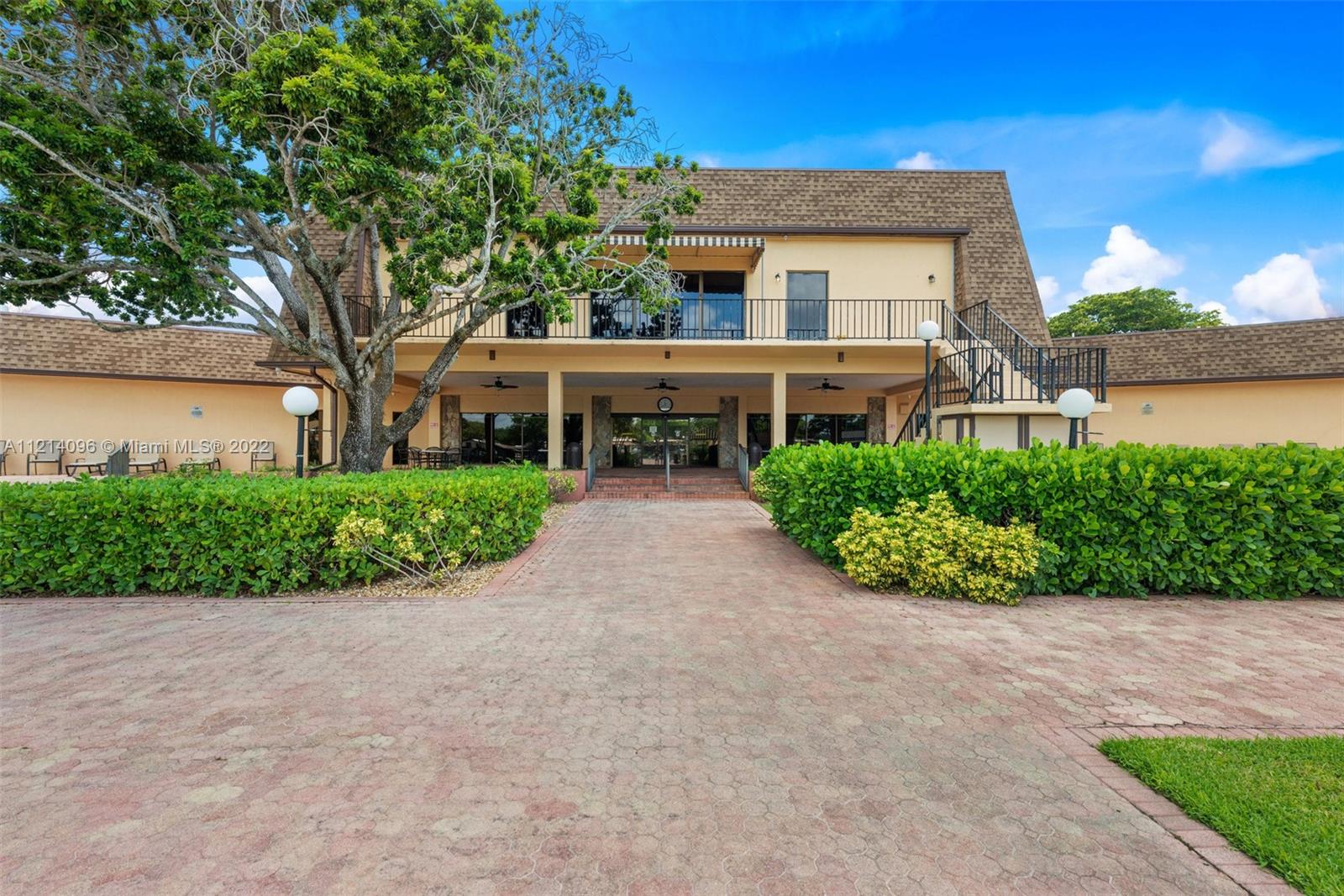 275 Gate Road, Unit 119 Hollywood, FL 33024 - Photo 21 of 32 front view of a house with a garden