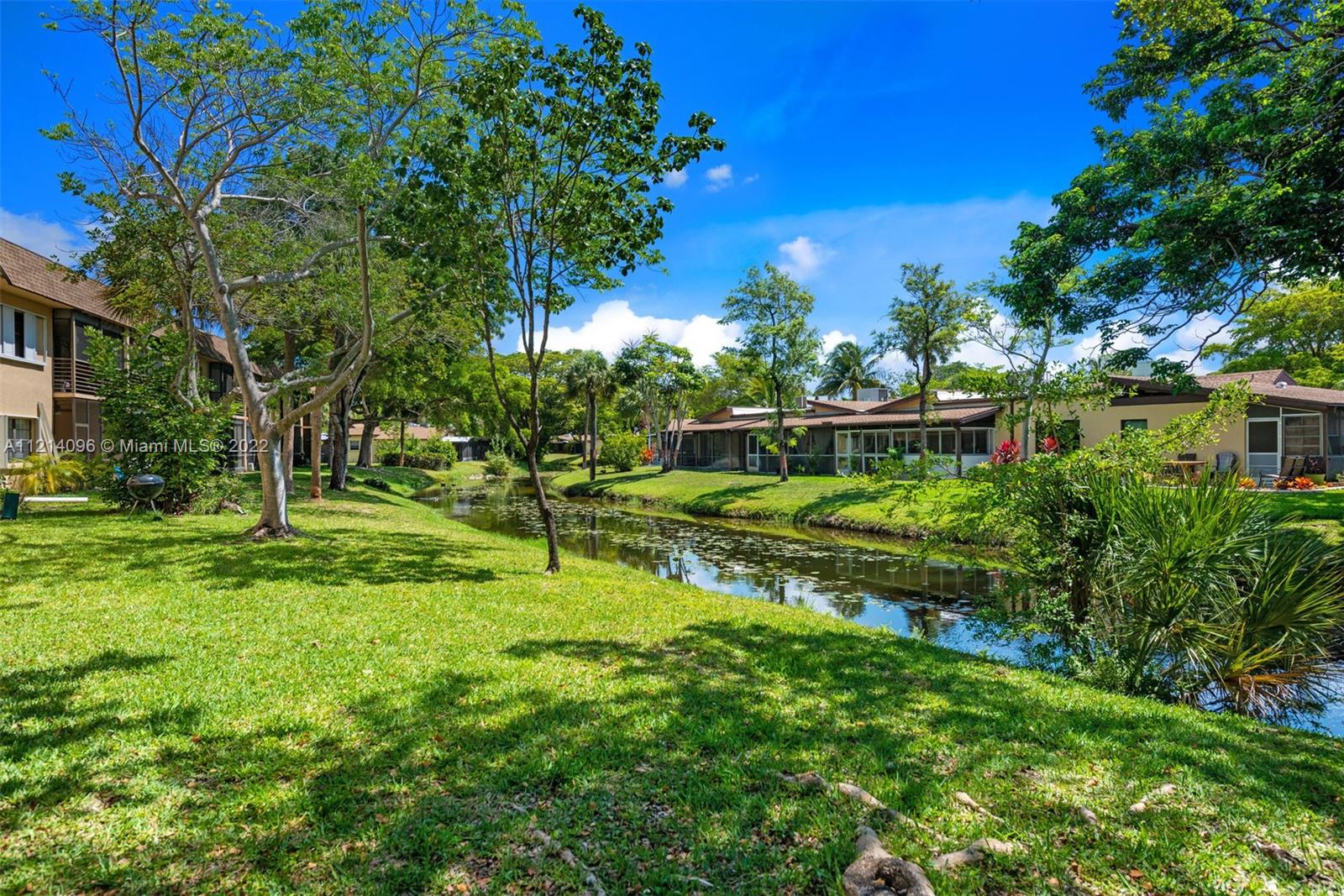 275 Gate Road, Unit 119 Hollywood, FL 33024 - Photo 5 of 32 a view of a park with plants and trees