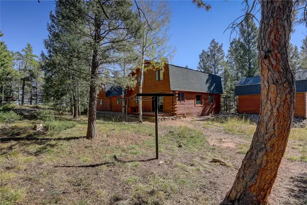 a view of backyard of the house