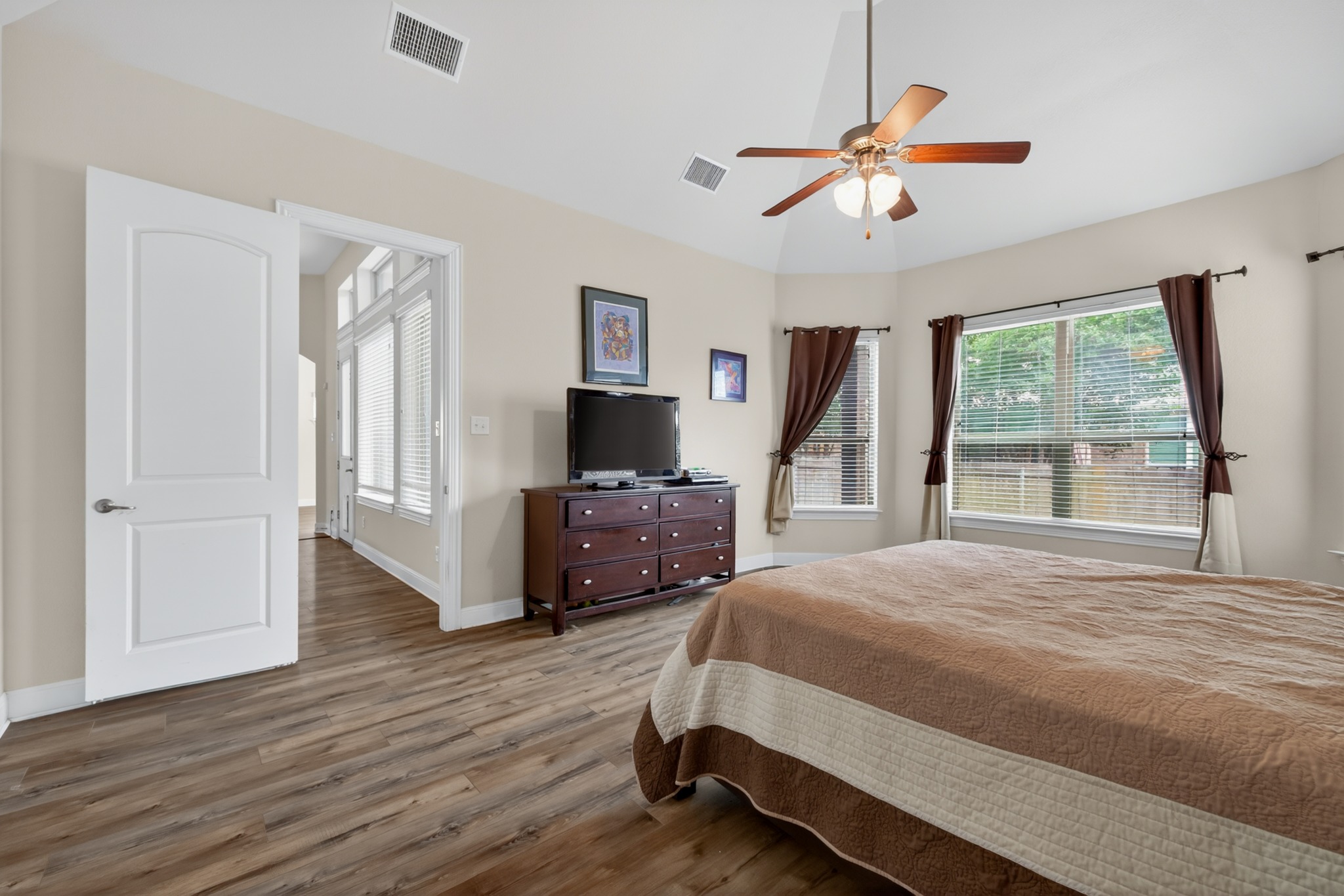 1017 Tabernash Leander, TX 78641 - Photo 21 of 38 Vaulted ceiling with a ceiling fan, wood-finish flooring, two-panel interior door, multiple windows with blinds, and white baseboards