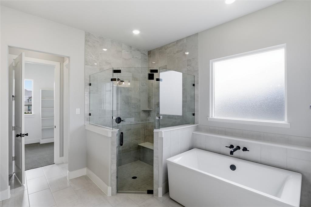 812 Vly Rdg Road Van Alstyne, TX 75495 - Photo 17 of 33 a bathroom with a tub a sink and a large mirror