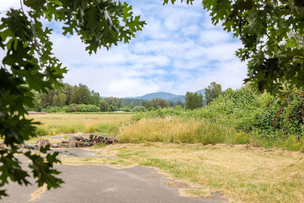 4361 Leonard Road Grants Pass, OR 97527 - Photo 2 of 17 2