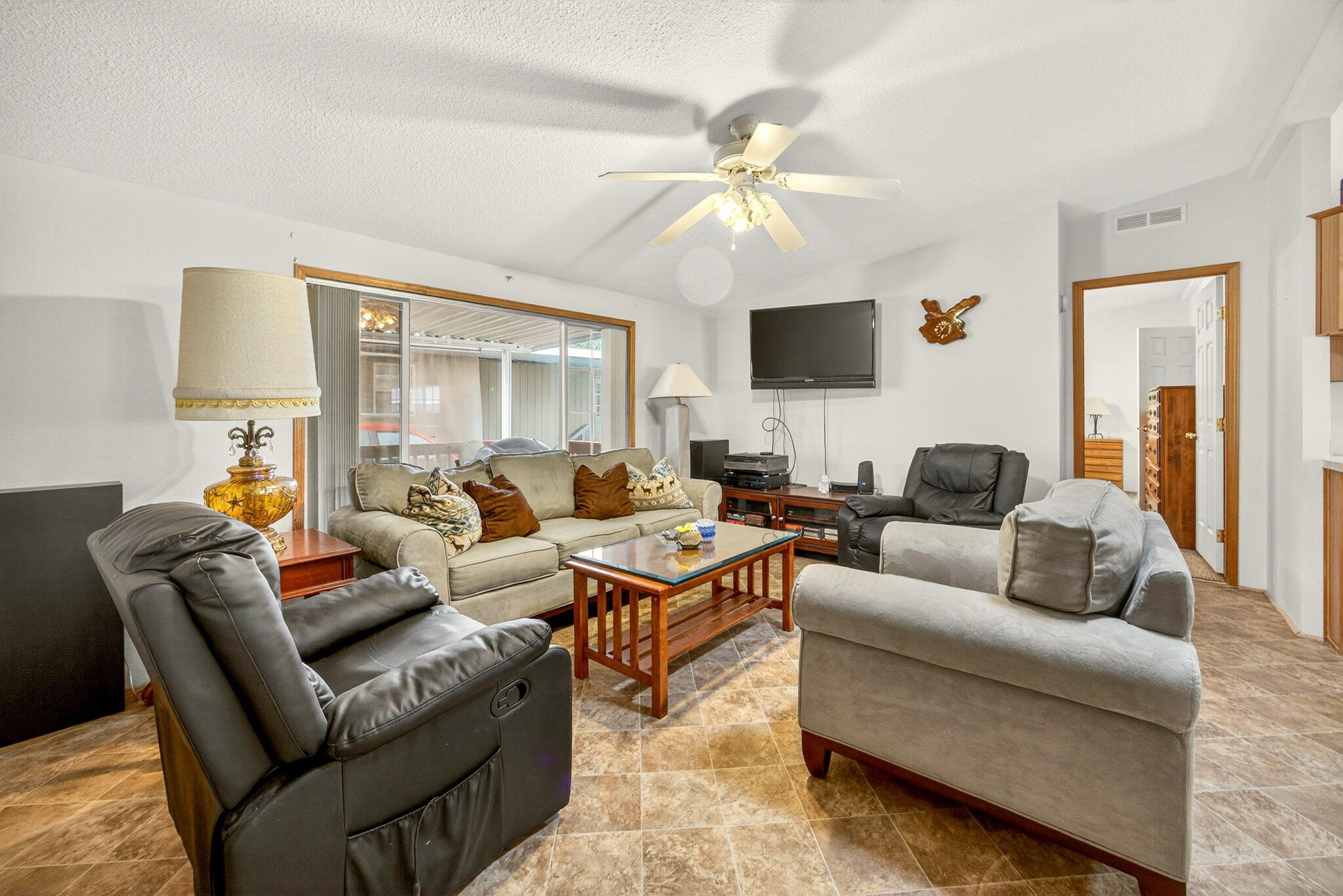 6850 Downing Road, Unit SPC 71 Central Point, OR 97502 - Photo 11 of 30 Living Room