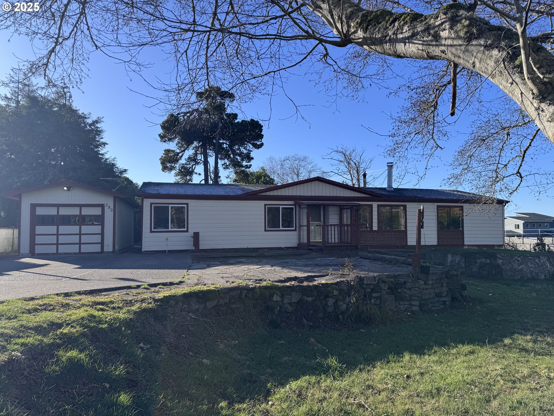 380 Leelo Court Florence, OR 97439 - Photo 1 of 37 a front view of a house with a yard