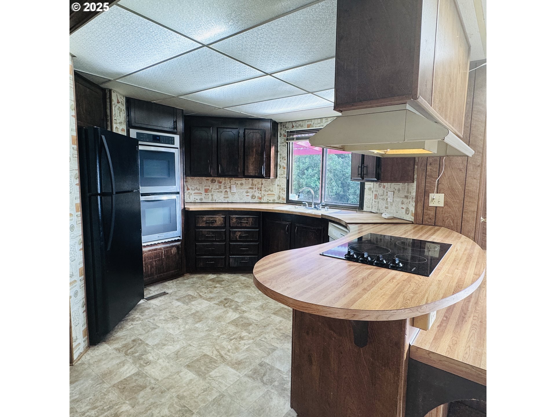 380 Leelo Court Florence, OR 97439 - Photo 11 of 37 a kitchen with stainless steel appliances kitchen island granite countertop a refrigerator a sink a stove and island