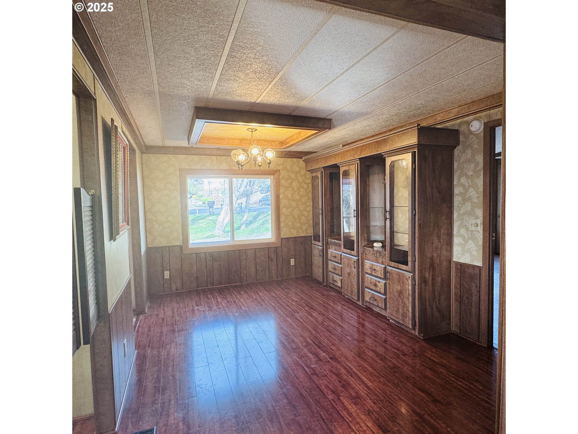 380 Leelo Court Florence, OR 97439 - Photo 13 of 37 a view of empty room with wooden floor and fan