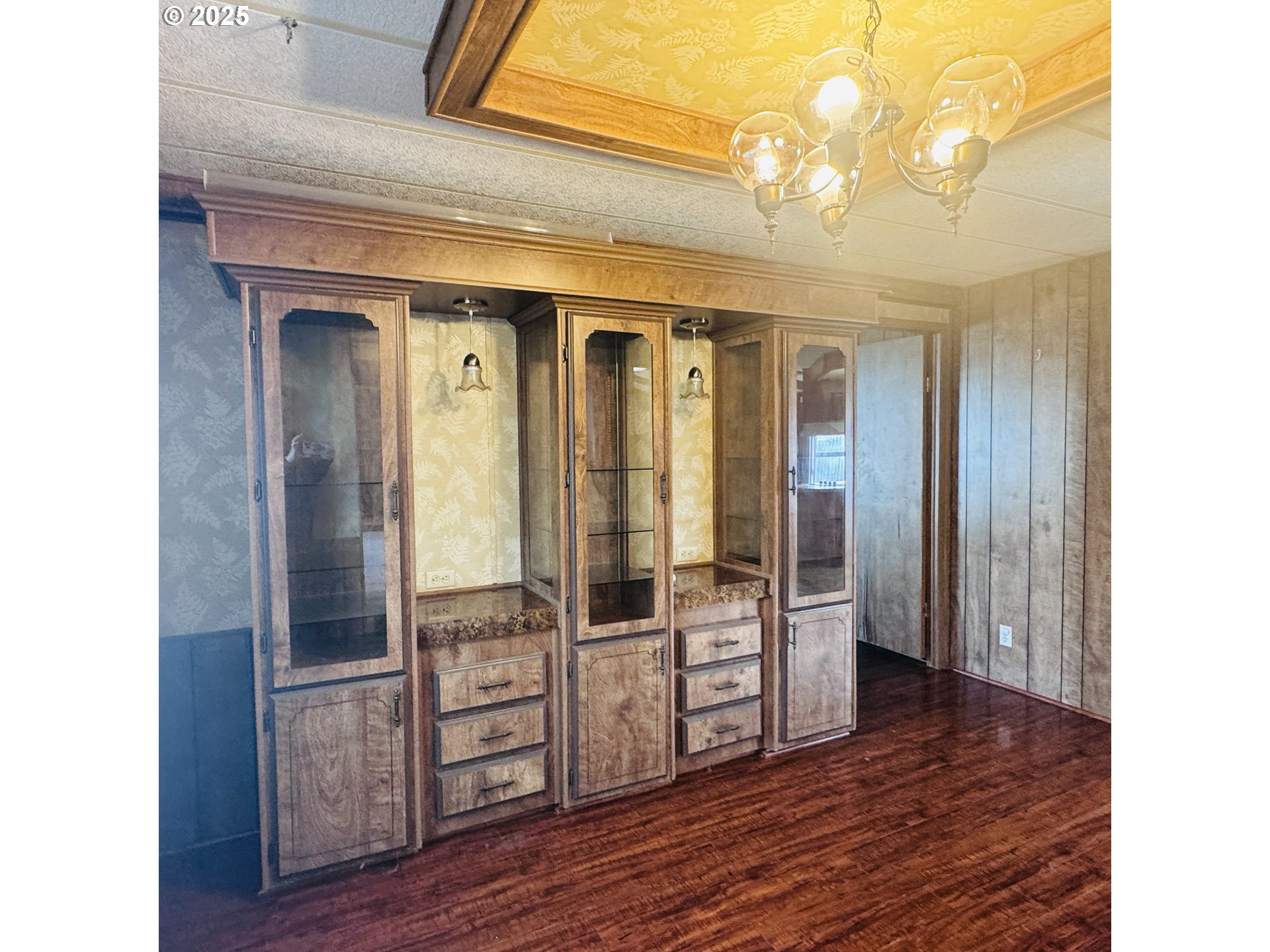 380 Leelo Court Florence, OR 97439 - Photo 14 of 37 a view of a livingroom with wooden floor