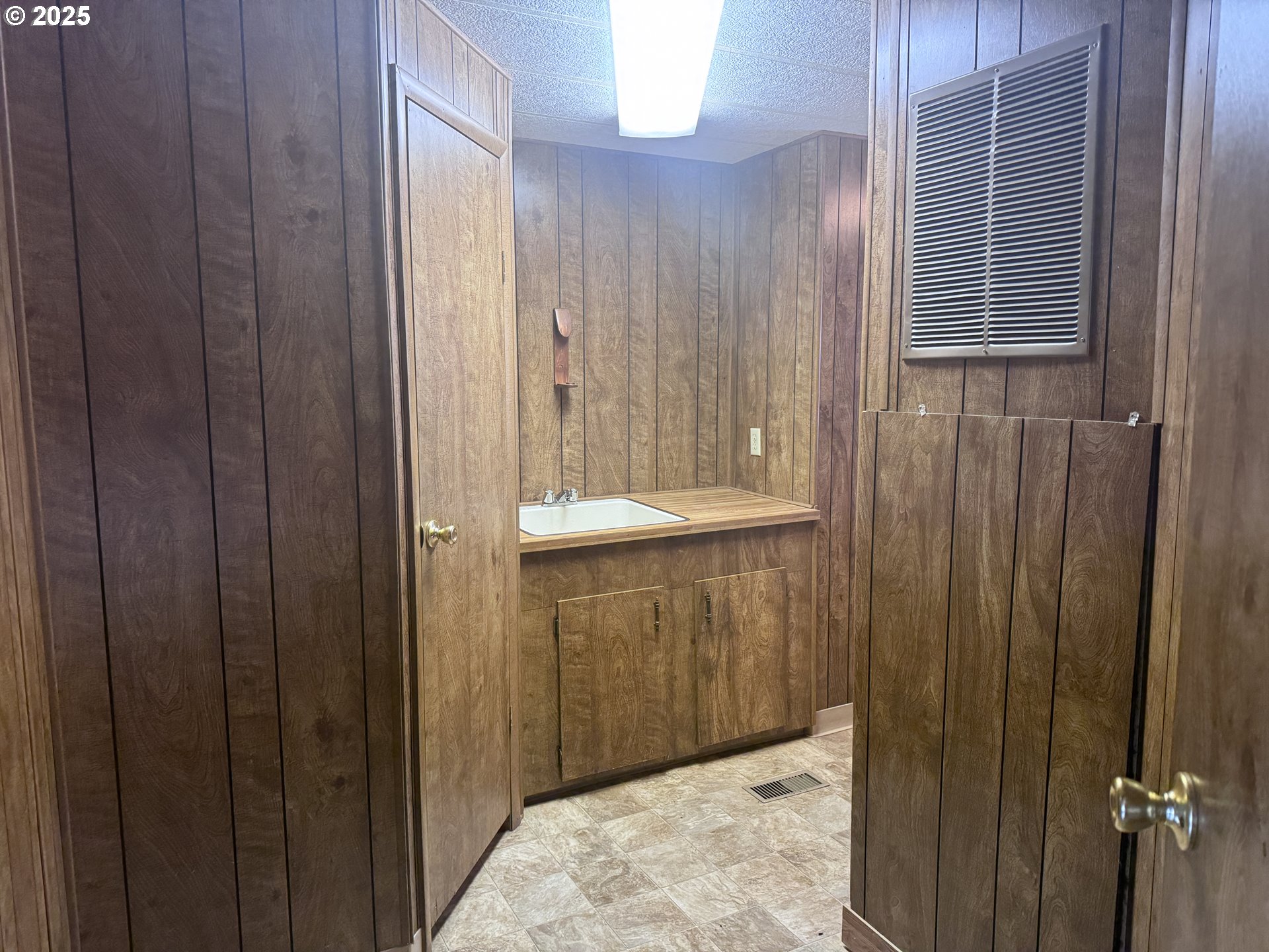 380 Leelo Court Florence, OR 97439 - Photo 16 of 37 a bathroom with a shower