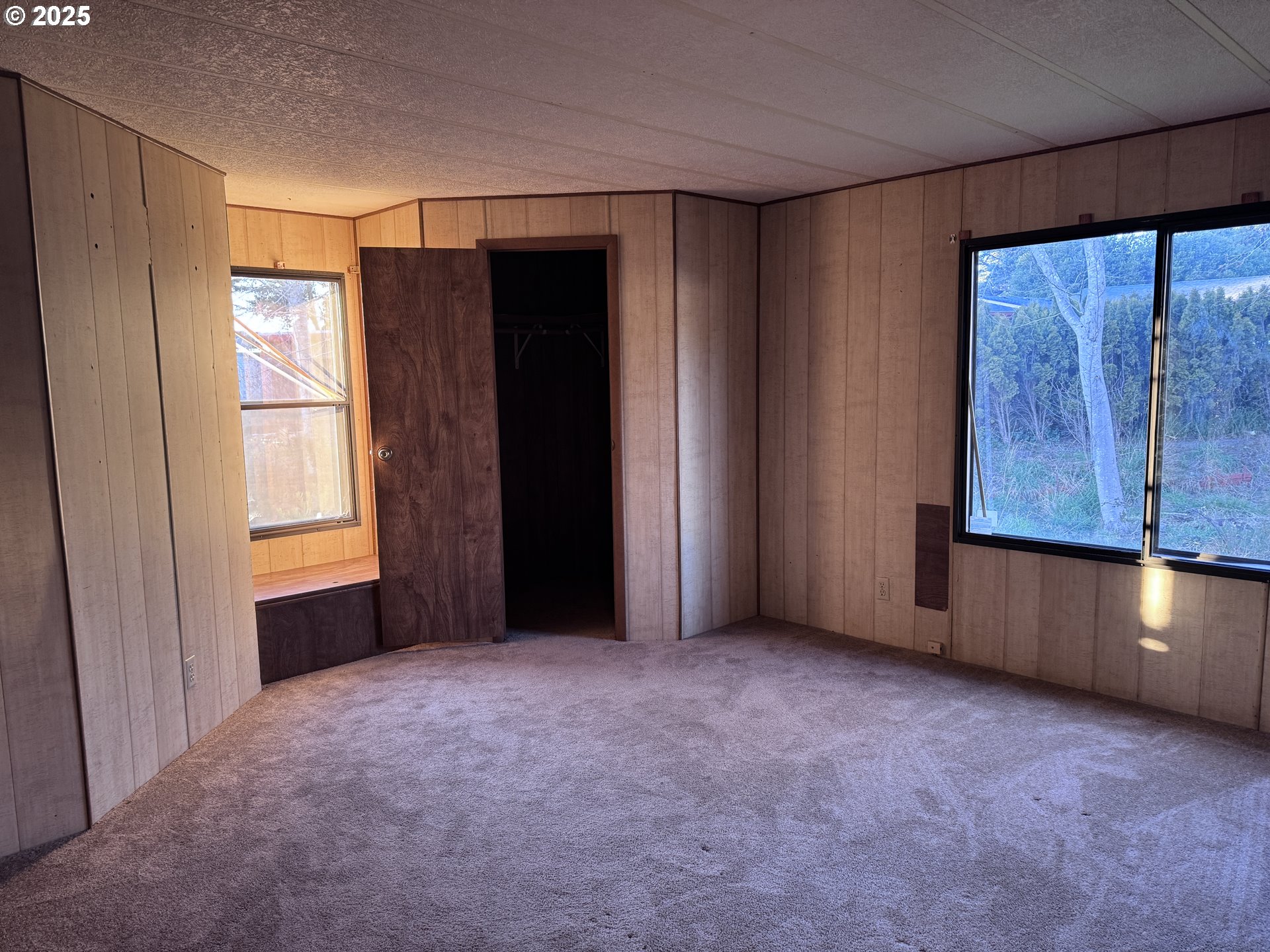 380 Leelo Court Florence, OR 97439 - Photo 17 of 37 a view of an empty room with a window