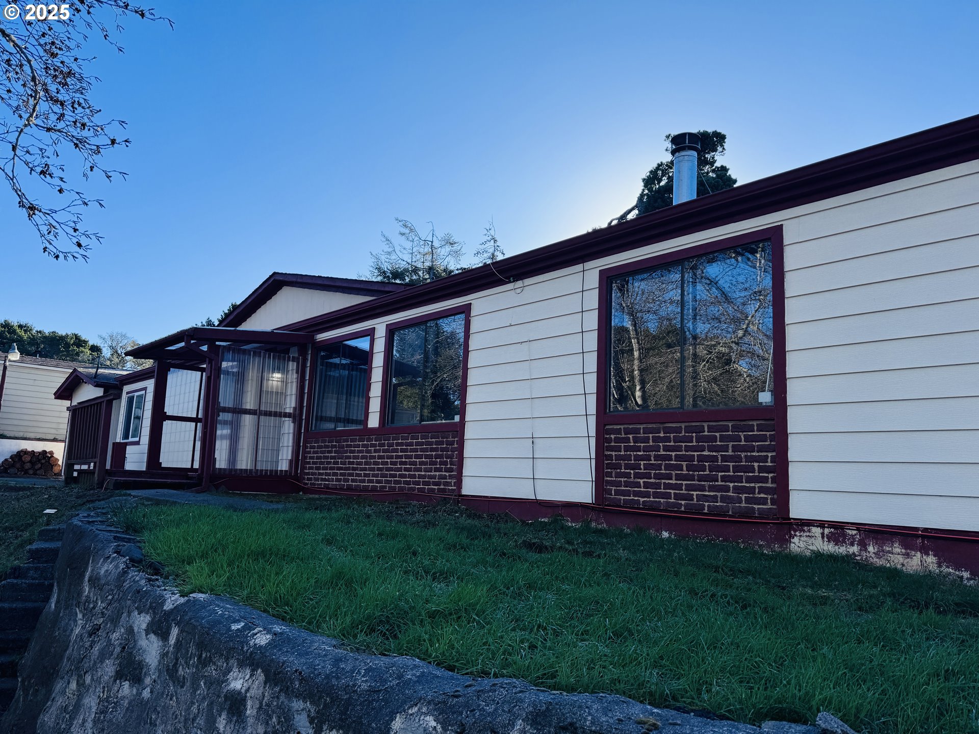 380 Leelo Court Florence, OR 97439 - Photo 2 of 37 a front view of a house with a garden