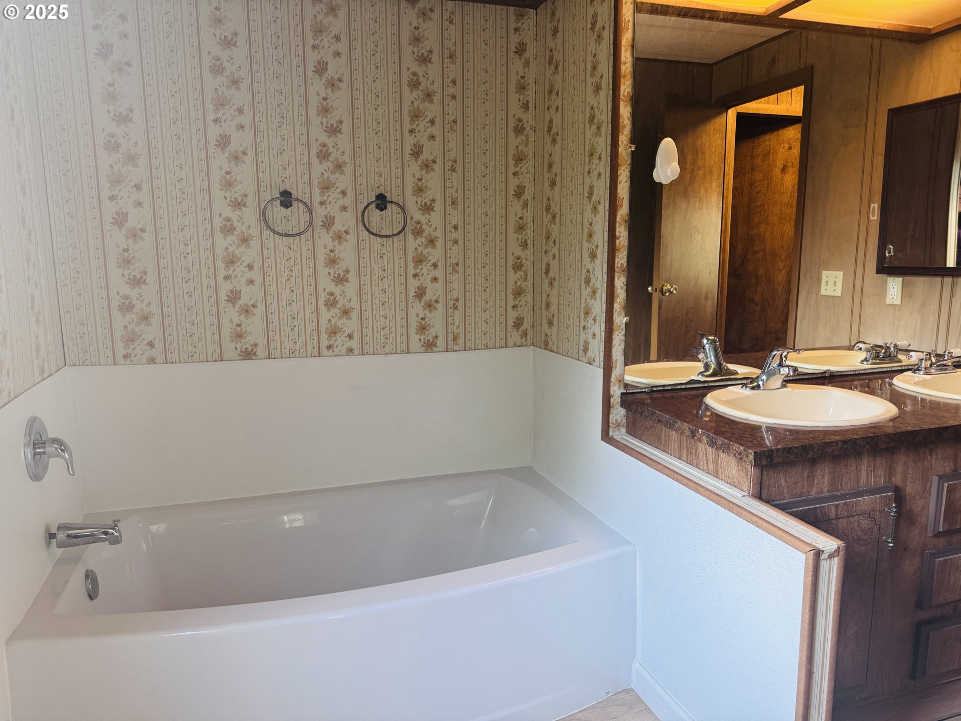 380 Leelo Court Florence, OR 97439 - Photo 22 of 37 a bathroom with a bathtub and a sink
