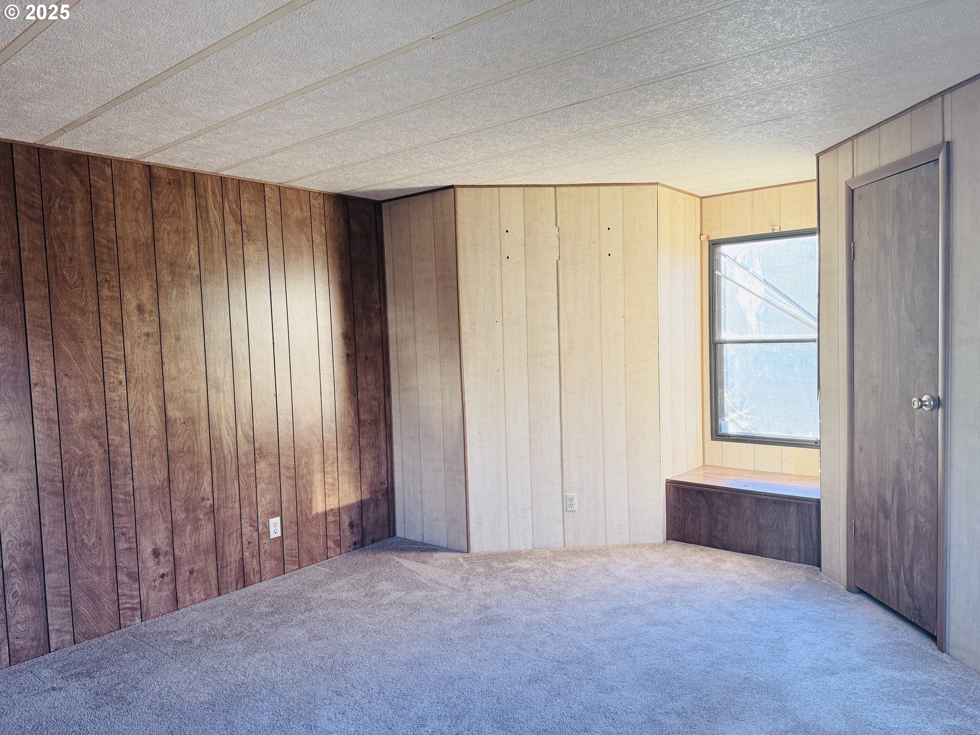 380 Leelo Court Florence, OR 97439 - Photo 25 of 37 an empty room with windows and closet
