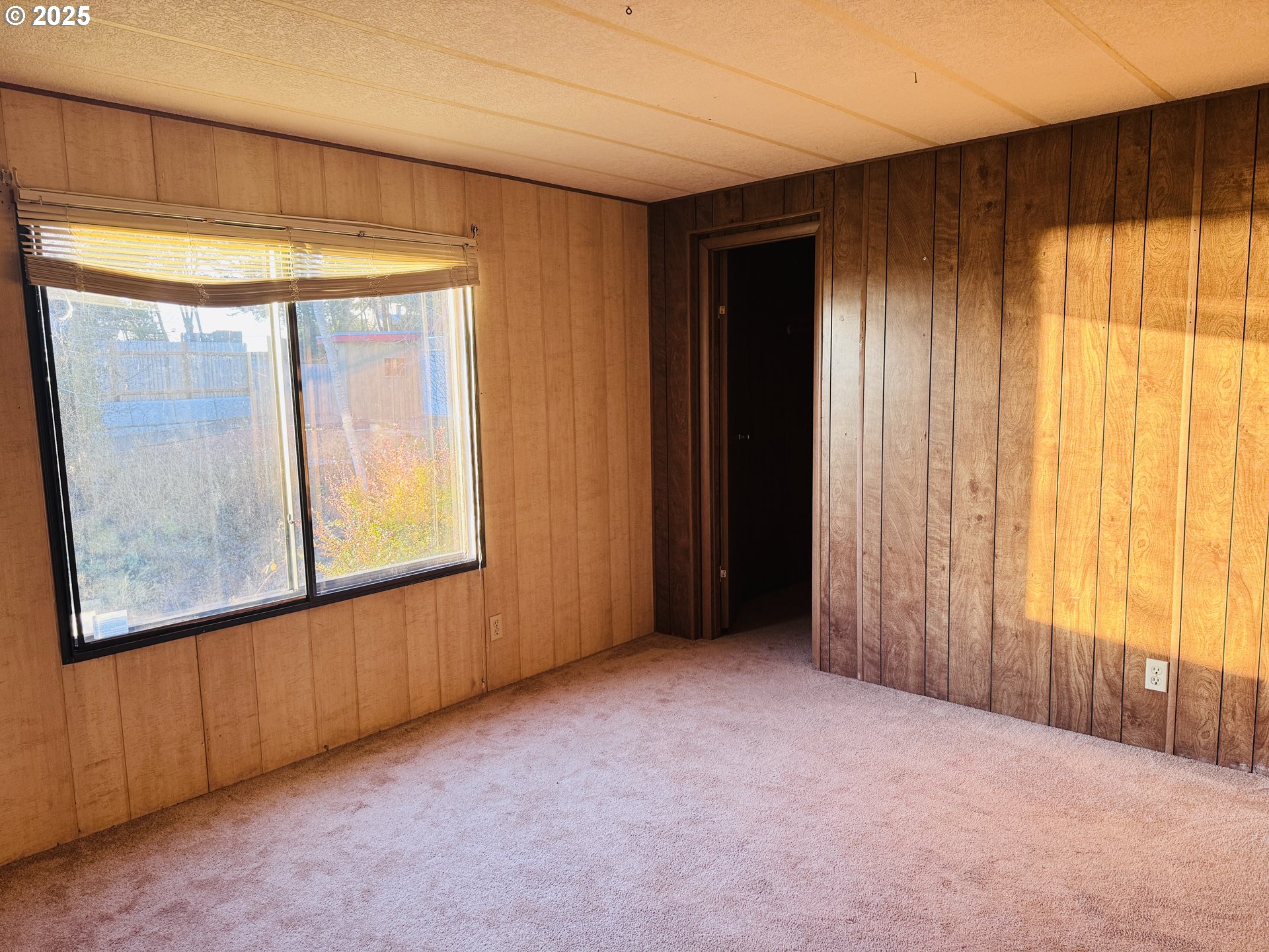 380 Leelo Court Florence, OR 97439 - Photo 26 of 37 an empty room with windows