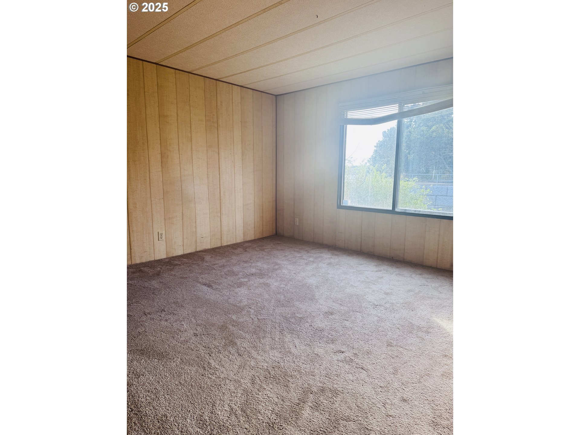 380 Leelo Court Florence, OR 97439 - Photo 27 of 37 a view of an empty room with a window