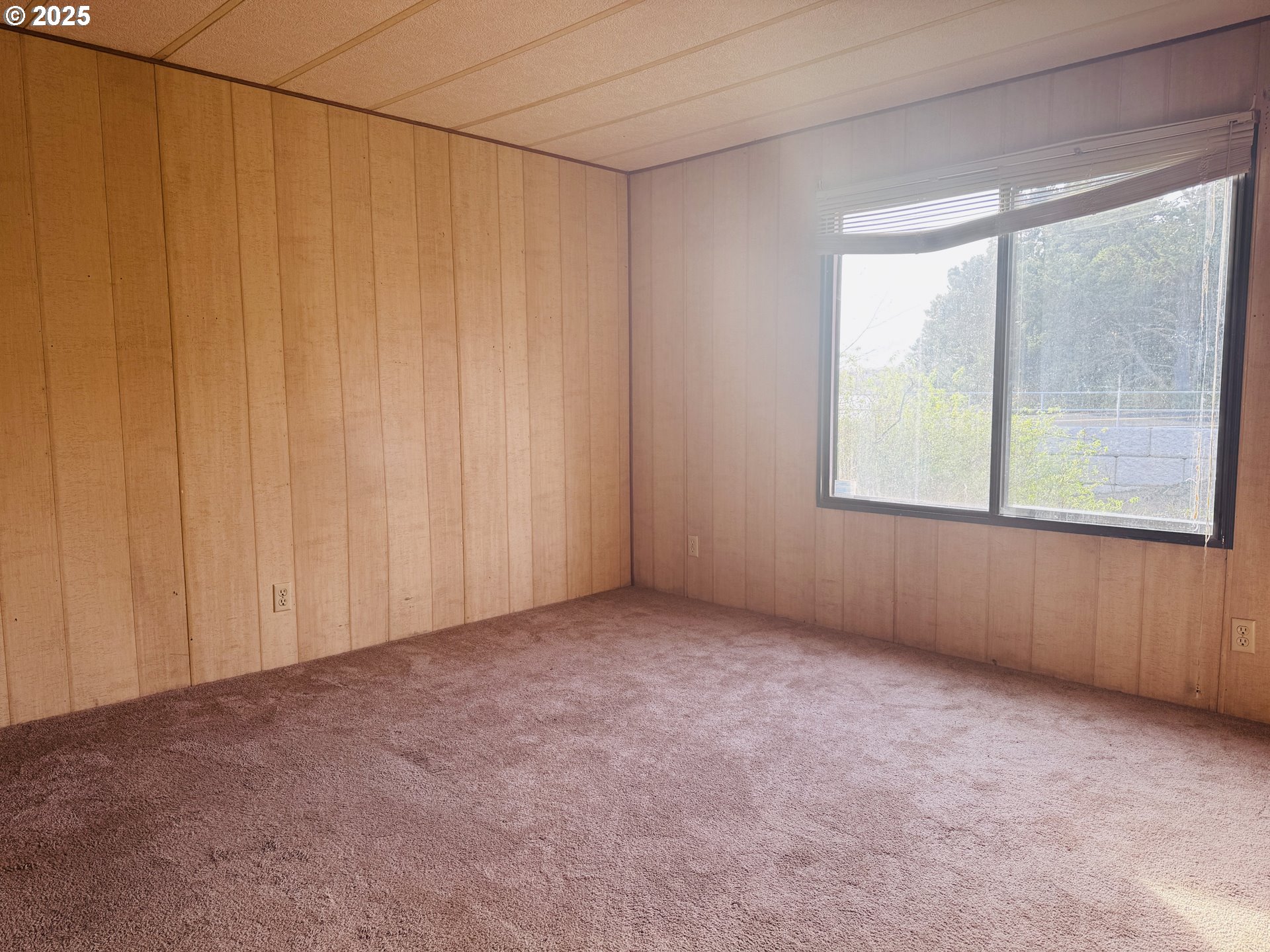 380 Leelo Court Florence, OR 97439 - Photo 30 of 37 an empty room with windows