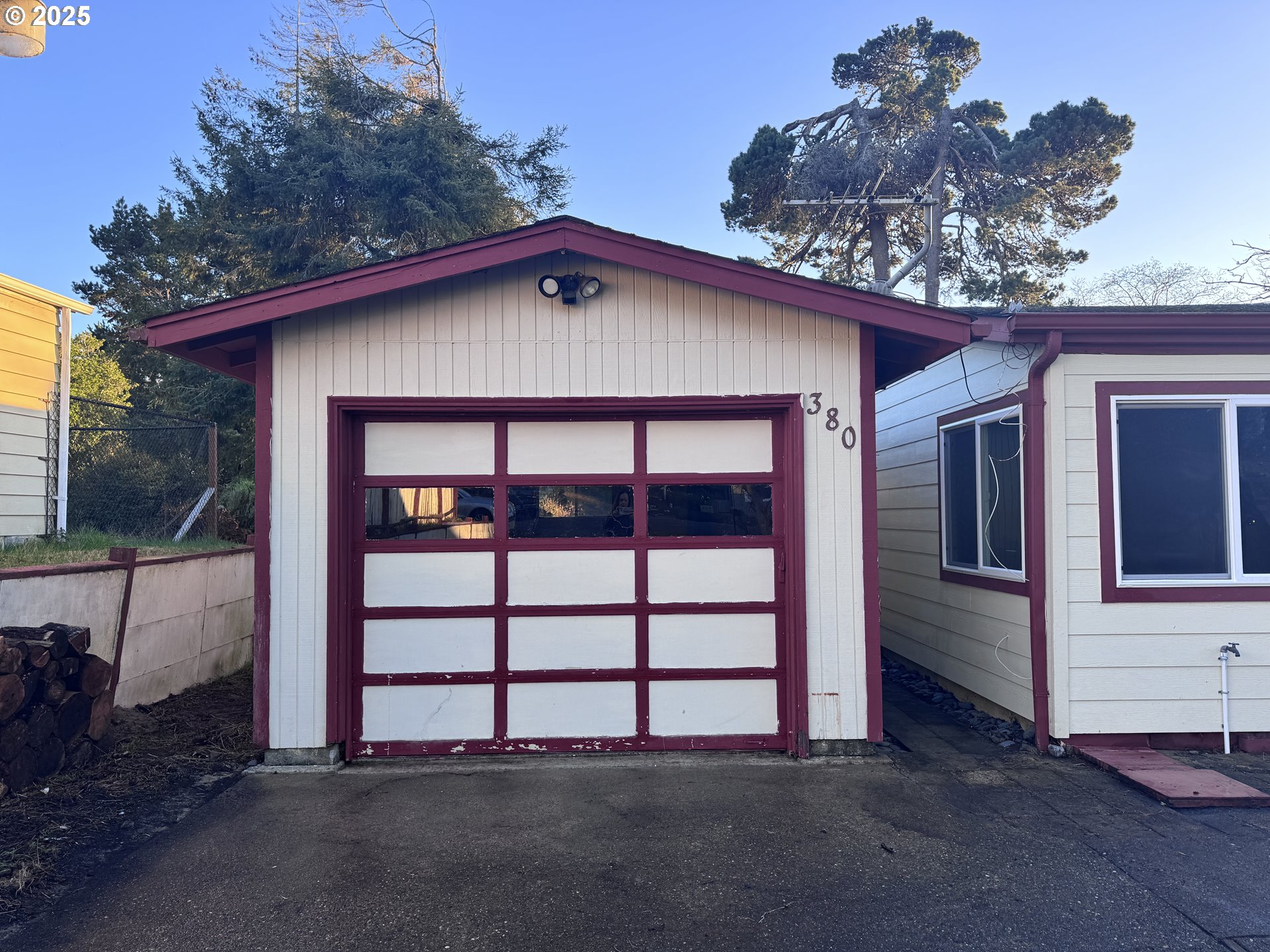 380 Leelo Court Florence, OR 97439 - Photo 3 of 37 a front view of a house with a garage