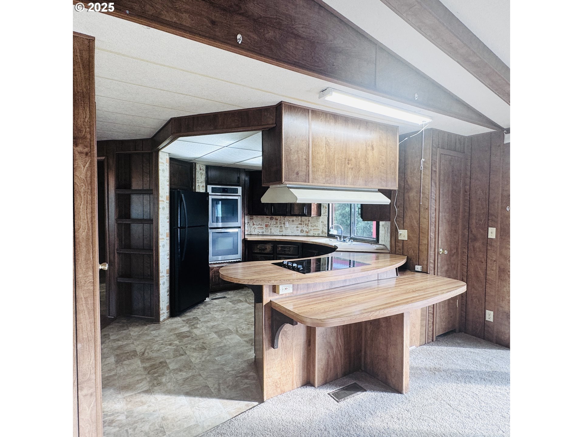 380 Leelo Court Florence, OR 97439 - Photo 9 of 37 a kitchen with a table and chairs