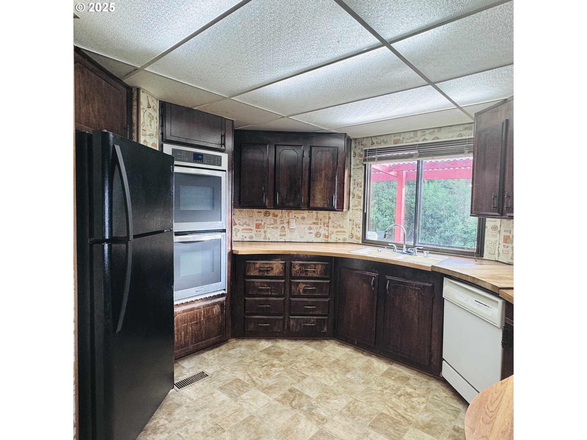 380 Leelo Court Florence, OR 97439 - Photo 10 of 37 a kitchen with granite countertop a refrigerator and a sink