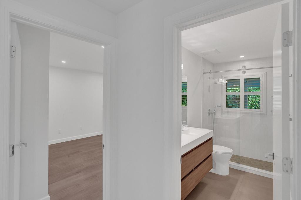 109 Southeast Olive Way Boca Raton, FL 33432 - Photo 22 of 33 BATHROOM