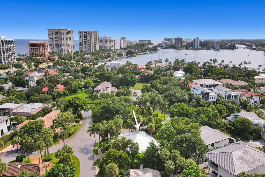 109 Southeast Olive Way Boca Raton, FL 33432 - Photo 4 of 33 WALK TO THE BEACH