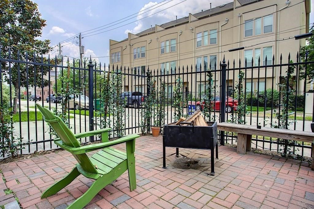2214 Radcliffe Street Houston, TX 77007 - Photo 15 of 15 a view of a chair and table in the city view