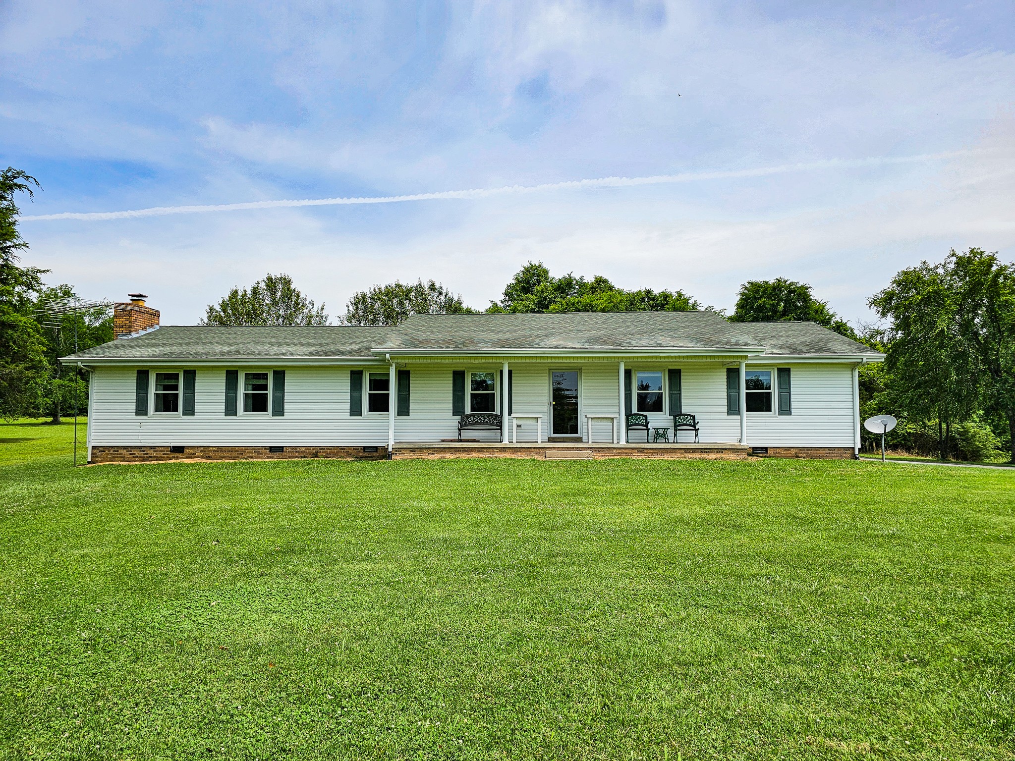 810 Rabbit Branch Road Shelbyville, TN 37160 - Photo 35 of 43 a front view of a house with garden