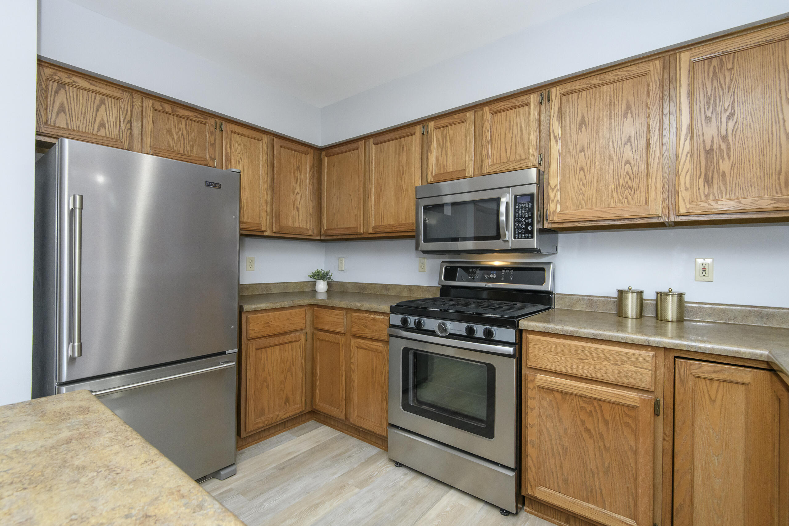 1215 Timber Ridge Pewaukee, WI 53072 - Photo 10 of 42 Kitchen