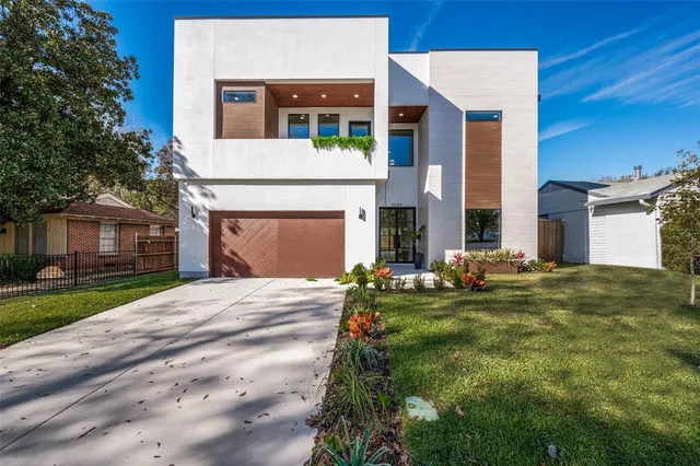 a front view of house with yard