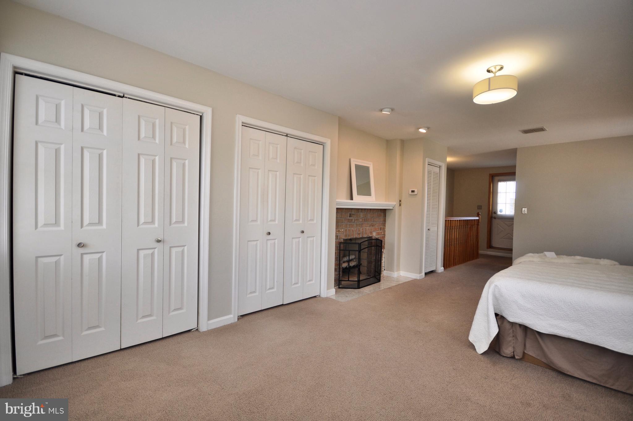 1200 Riverside Avenue Baltimore, MD 21230 - Photo 25 of 30 a spacious bedroom with a bed and a chandelier
