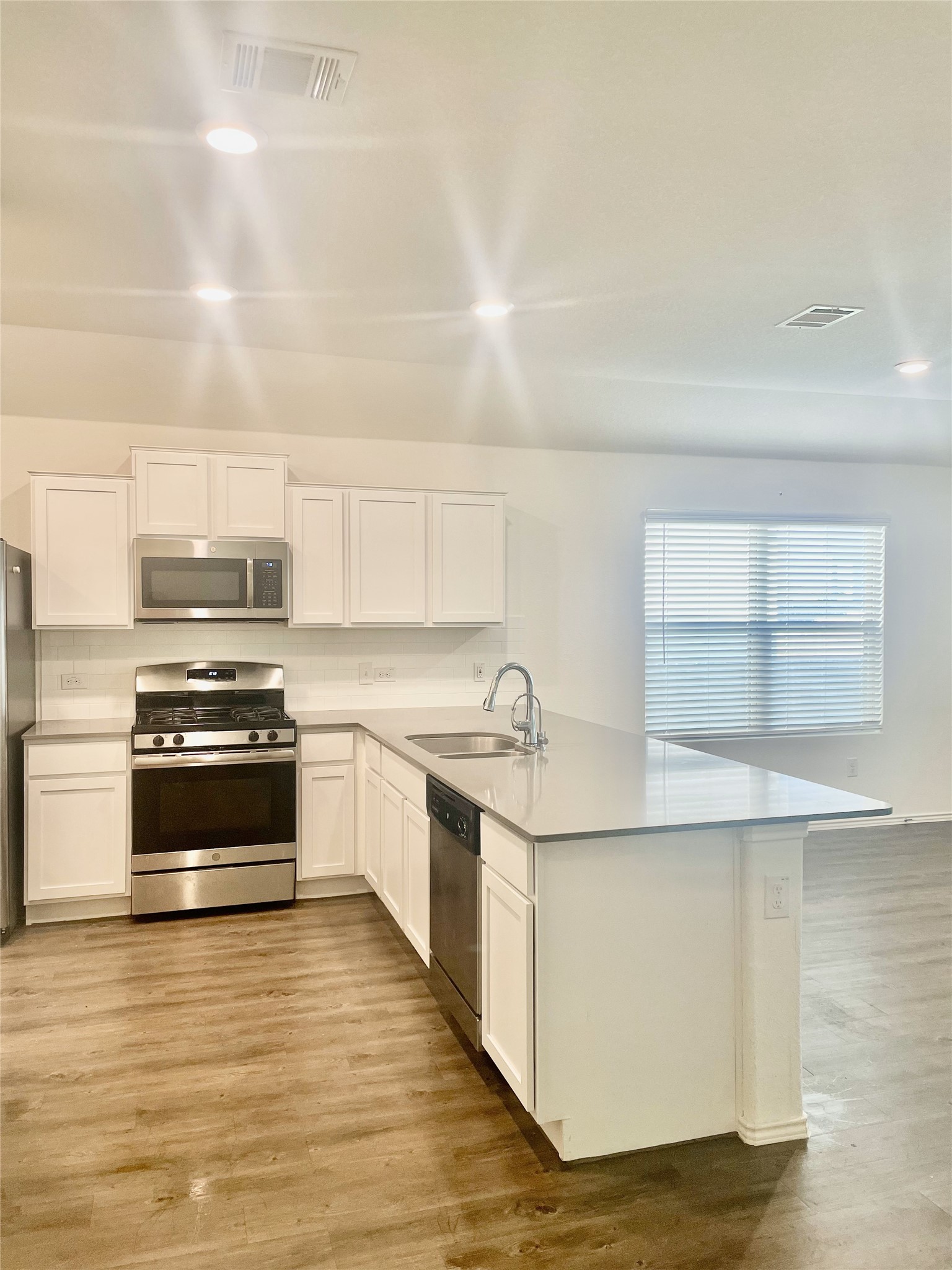5716 Southerner Way Austin, TX 78747 - Photo 2 of 33 Bright, clean, and modern kitchen. Appliances included.