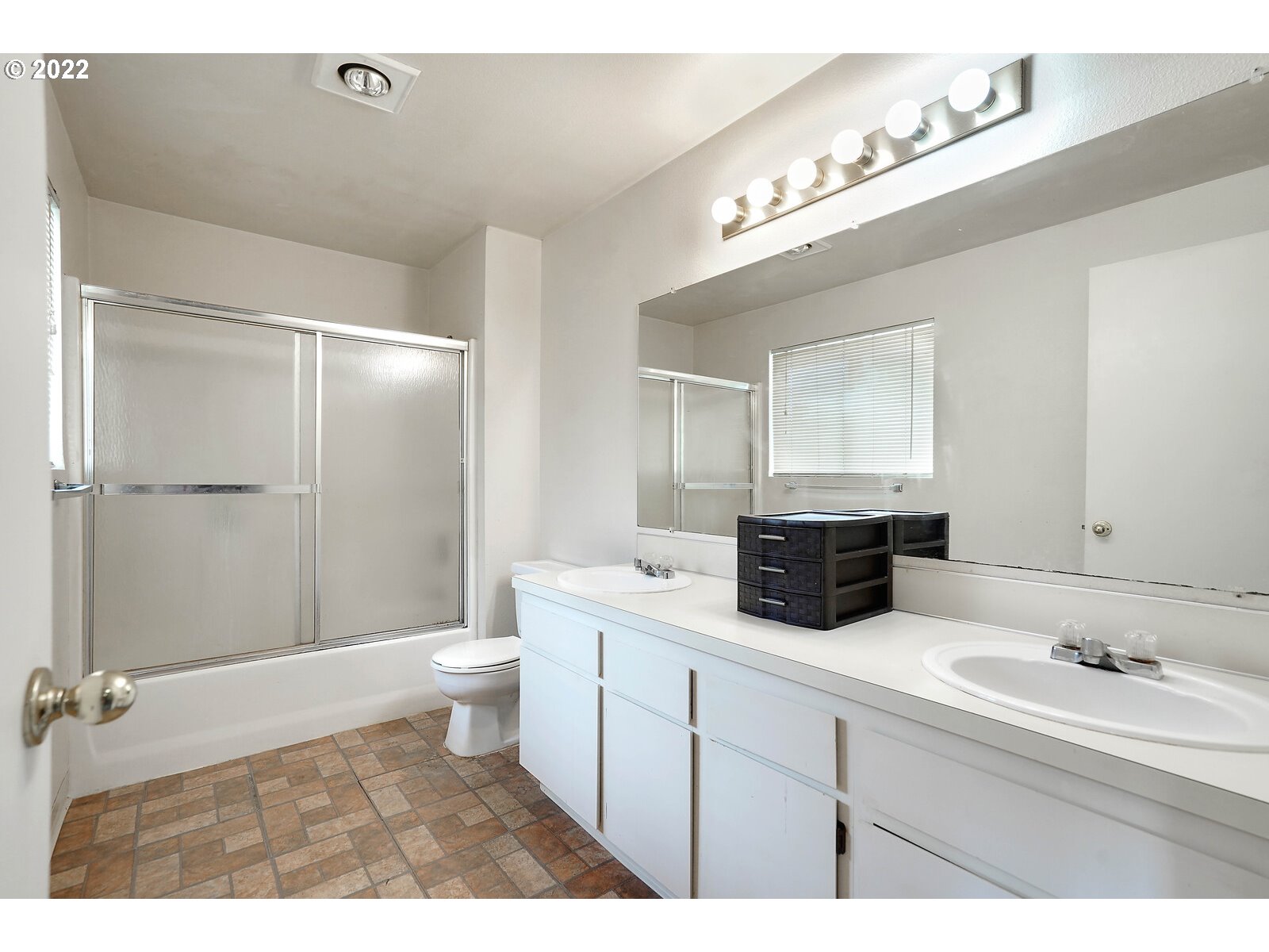 3658 Bell Road Northeast Salem, OR 97301 - Photo 21 of 32 Owner's Suite Bathroom