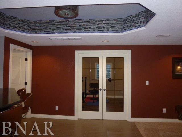 5834 Park Road Clinton, IL 61727 - Photo 22 of 30 a living room with a rug