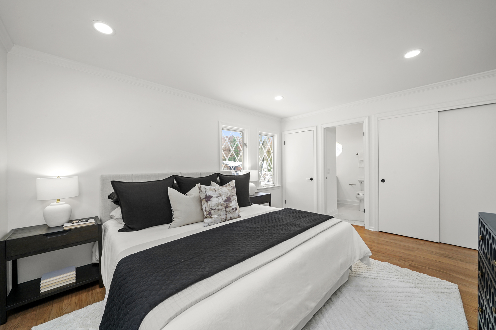 524 Forest Hill Road Lake Forest, IL 60045 - Photo 13 of 32 a bedroom with bed and a lamp