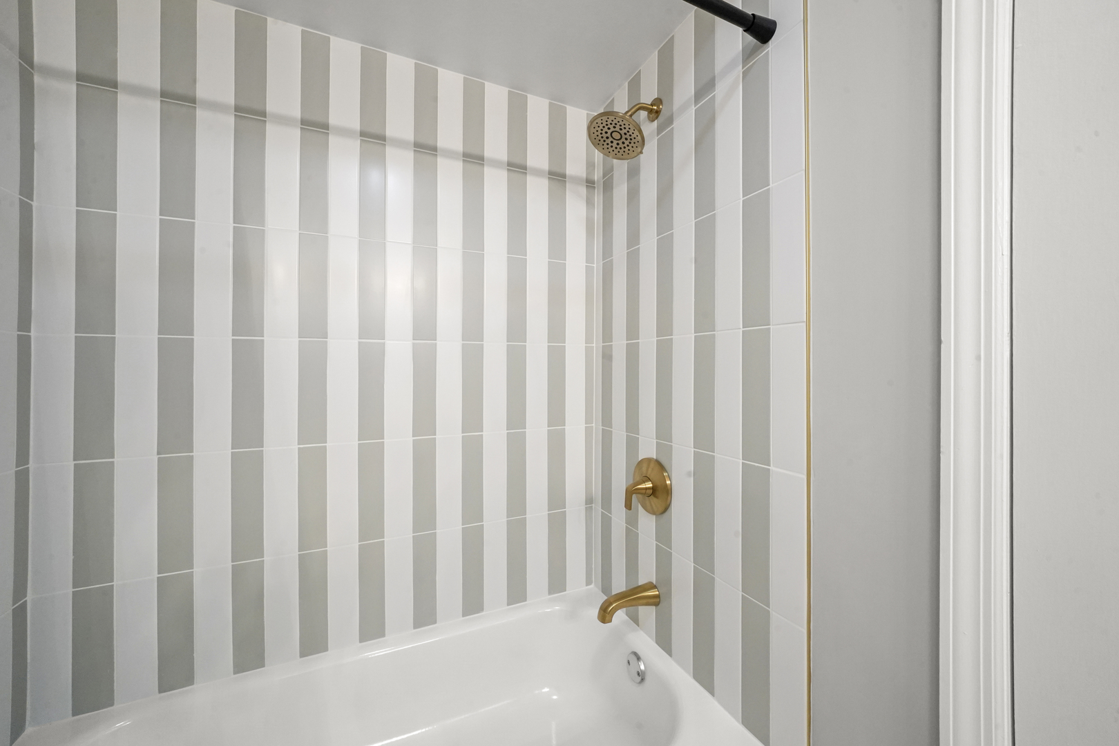 524 Forest Hill Road Lake Forest, IL 60045 - Photo 17 of 32 a bathroom with a bathtub and shower curtain