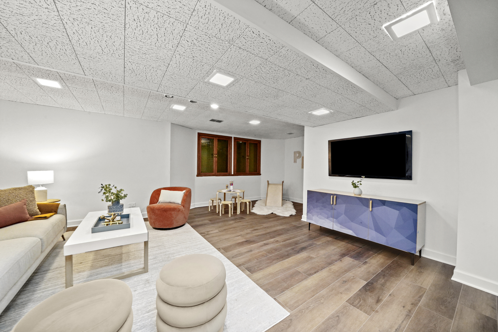 524 Forest Hill Road Lake Forest, IL 60045 - Photo 27 of 32 a living room with furniture and a flat screen tv