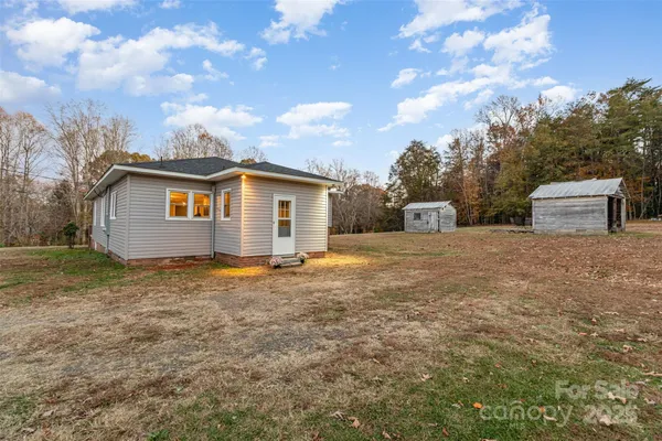 a view of a house with backyard and garden