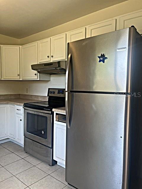 12 Pine Course Way Ocala, FL 34472 - Photo 14 of 29 a white refrigerator freezer and a stove sitting inside of a kitchen