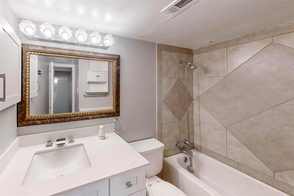 2240 Tarpley Road, Unit 464 Carrollton, TX 75006 - Photo 9 of 18 a bathroom with a tub a sink and mirror