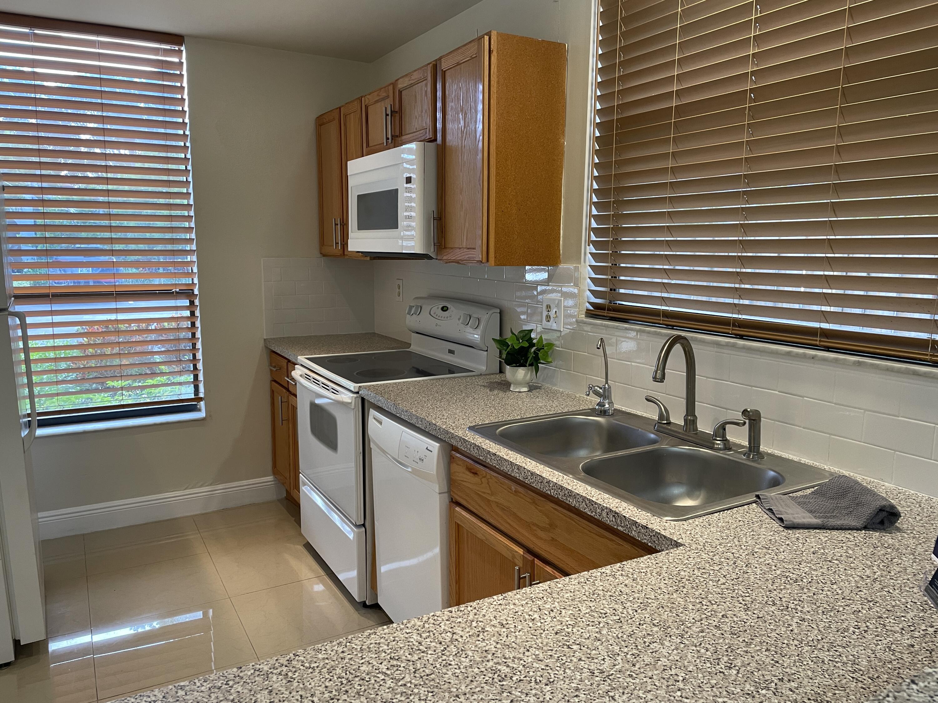 5635 Fox Hollow Drive, Unit A Boca Raton, FL 33486 - Photo 5 of 17 3424B314-DEE9-4C80-BFF0-21C955BF45C5