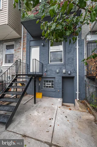 a view of a house with backyard and a tub