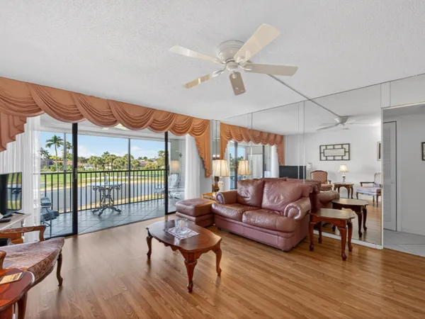 $195,000 | 413 Augusta Boulevard, Unit 206, Naples, FL 34113