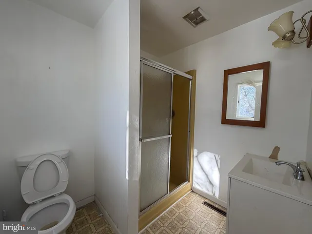 $1,300 | 644 Cooper Street, Unit 2, Beverly, NJ 08010