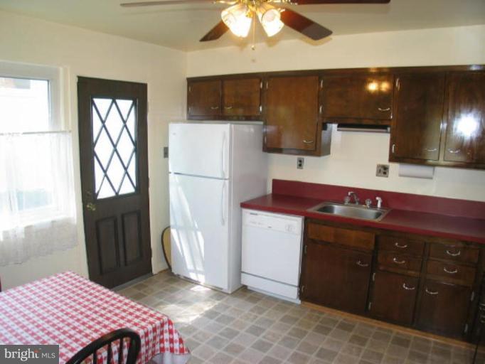 6310 Redwing Road Bethesda, MD 20817 - Photo 7 of 10 Let's Eat! - Large Table Space Kitchen