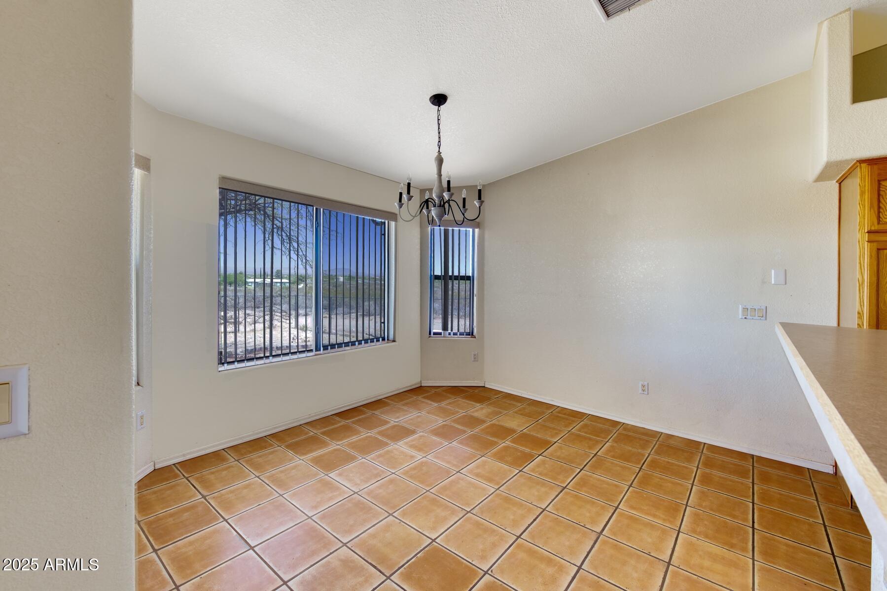2290 North Ranch Trail Huachuca City, AZ 85616 - Photo 10 of 28 a very nice looking room with a large window